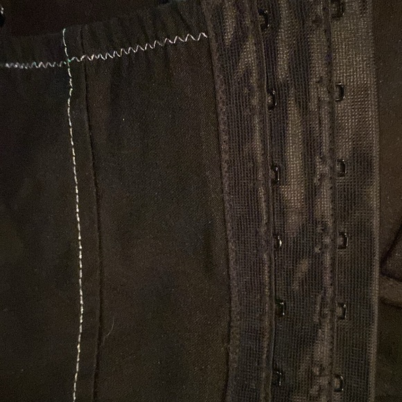 Black bustier with lace up front - Picture 4 of 10